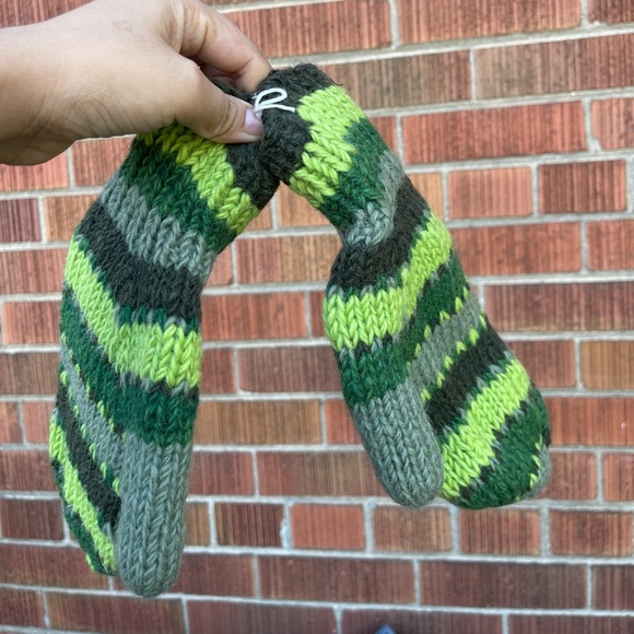 100% woolen Himalayan gloves n hat - Picture 1 of 16